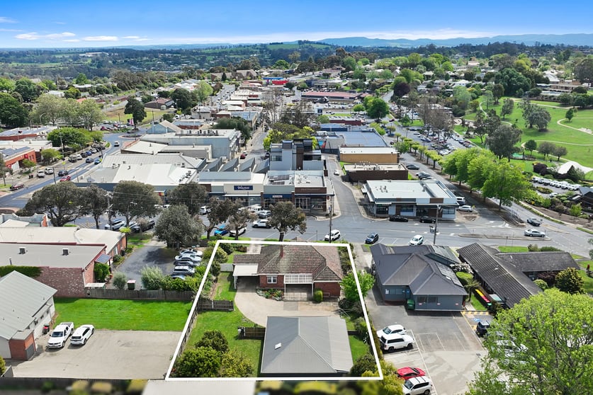 Click to view all images 2 Bank Place Drouin VIC 3818 - Image 2