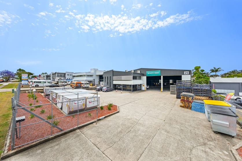 Click to view all images 25 Devlan Street Mansfield QLD 4122 - Image 3