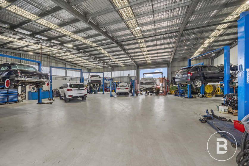 Click to view all images 204-212 Burnbank Street Wendouree VIC 3355 - Image 3