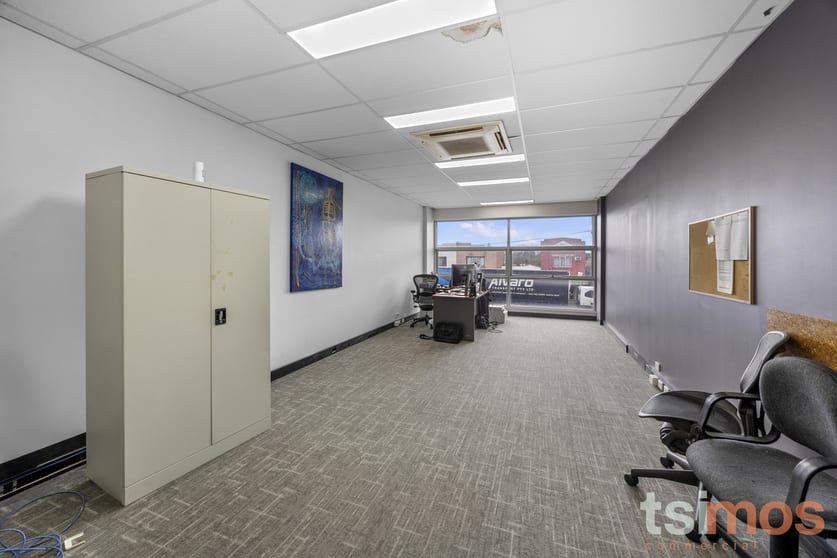 Click to view all images 10/211 Warrigal Road Hughesdale VIC 3166 - Image 3
