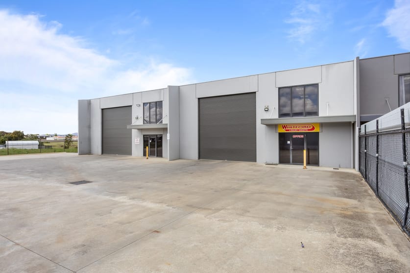 Click to view all images 27a Paddys Drive Delacombe VIC 3356 - Image 2