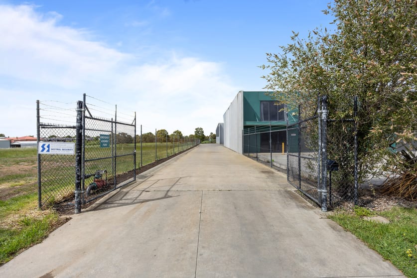 Click to view all images 27a Paddys Drive Delacombe VIC 3356 - Image 3
