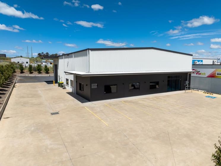 Click to view all images 14 Elwin Drive Orange NSW 2800 - Image 2