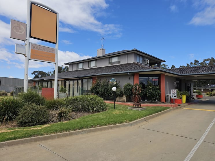 Click to view all images Moama NSW 2731 - Image 2