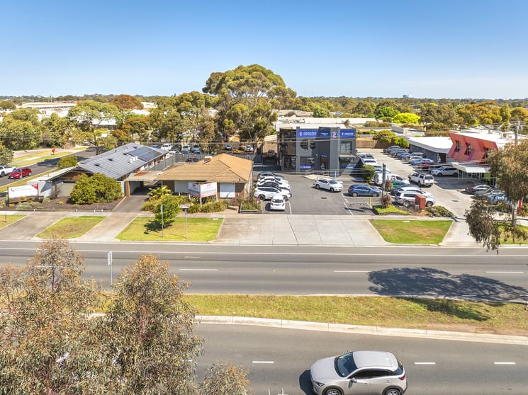 Click to view all images 255 Heaths Road Werribee VIC 3030 - Image 3