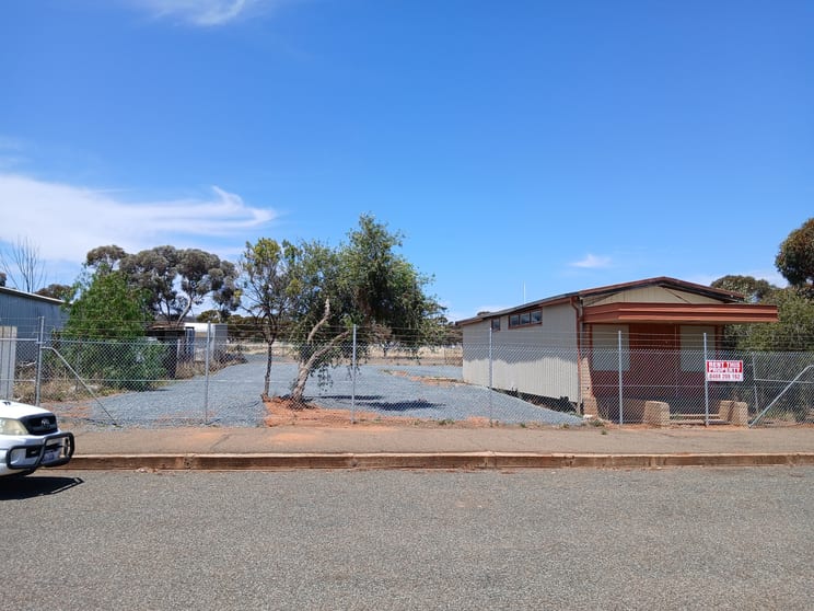 Click to view all images 102 Roberts Street Norseman WA 6443 - Image 3