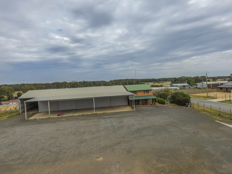 Click to view all images 22-28 Red Gum Street Narrandera NSW 2700 - Image 3