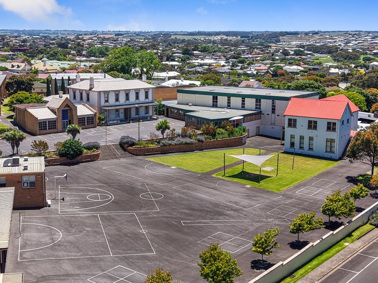 Click to view all images 42 Canterbury Road Warrnambool VIC 3280 - Image 3