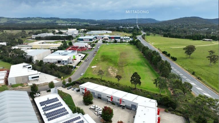 Click to view all images Unit 2/11 PIKKAT ROAD Braemar NSW 2575 - Image 3
