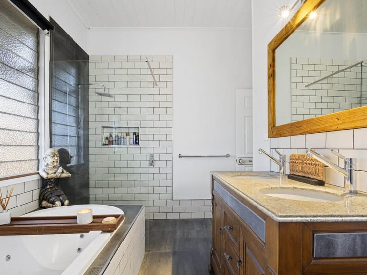 Click to view all images 68 Mount Lindesay Highway Rathdowney QLD 4287 - Image 2