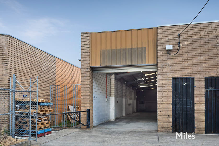 Click to view all images 2/57 Crissane Road Heidelberg West VIC 3081 - Image 1