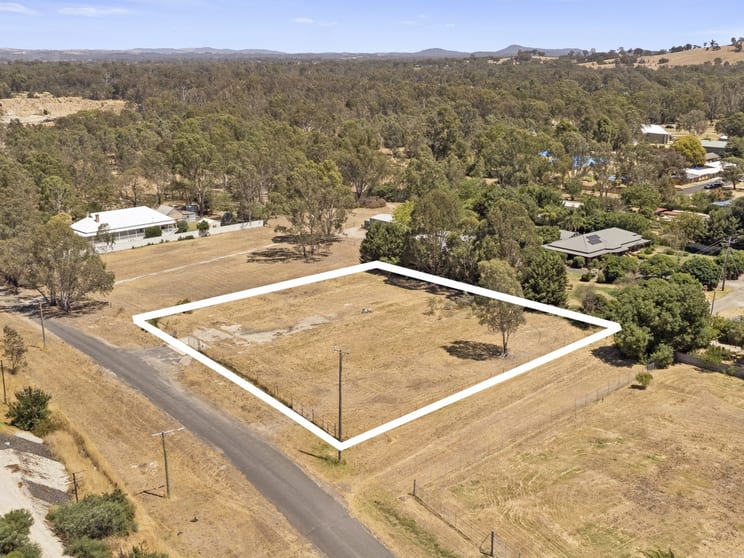 Click to view all images 122 Eliza Street Seymour VIC 3660 - Image 2