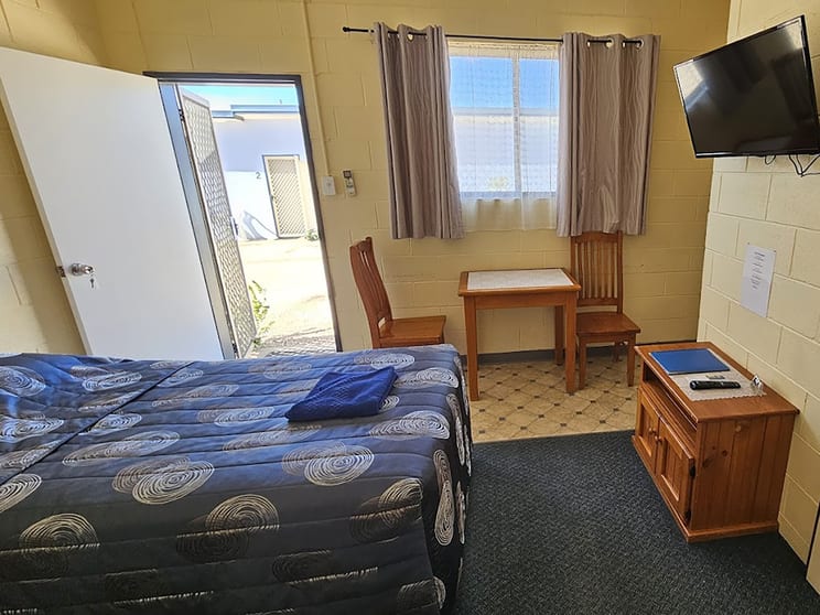 Click to view all images Lightning Ridge NSW 2834 - Image 3