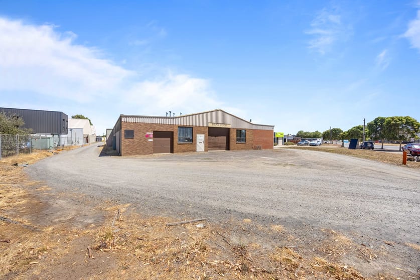 Click to view all images 505 Dowling Street Wendouree VIC 3355 - Image 3