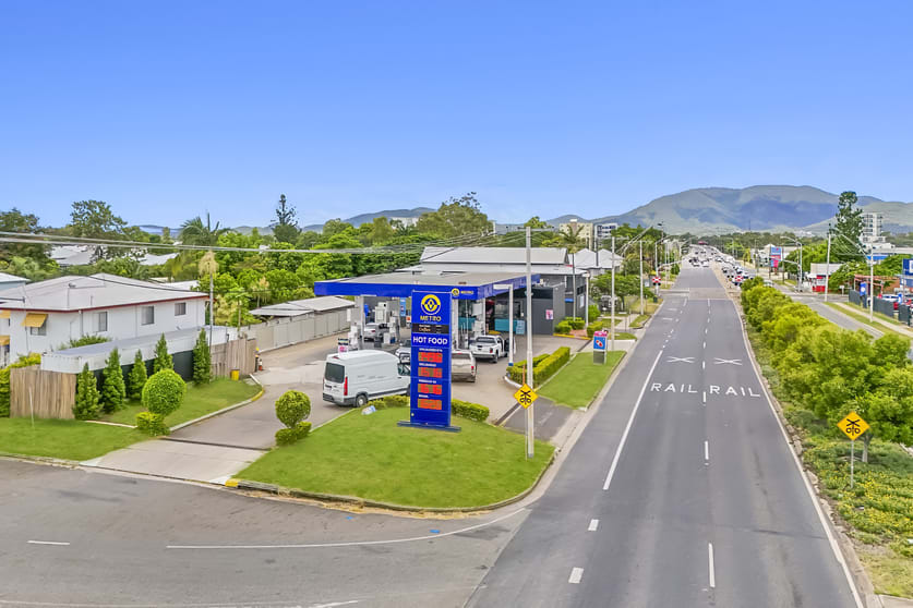 Click to view all images 37 Kent Street Rockhampton City QLD 4700 - Image 2