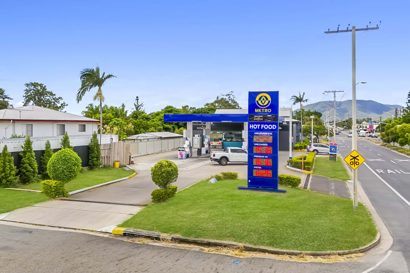 Click to view all images 37 Kent Street Rockhampton City QLD 4700 - Image 3