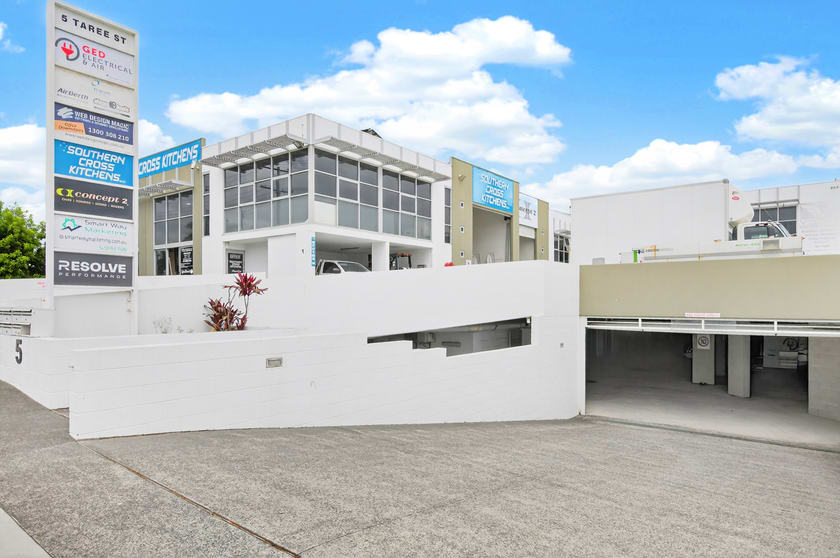 Click to view all images 5/5 Taree Street Burleigh Heads QLD 4220 - Image 1