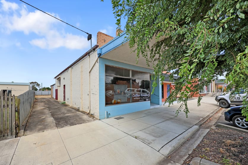 Click to view all images 11 Curdie Street Cobden VIC 3266 - Image 1