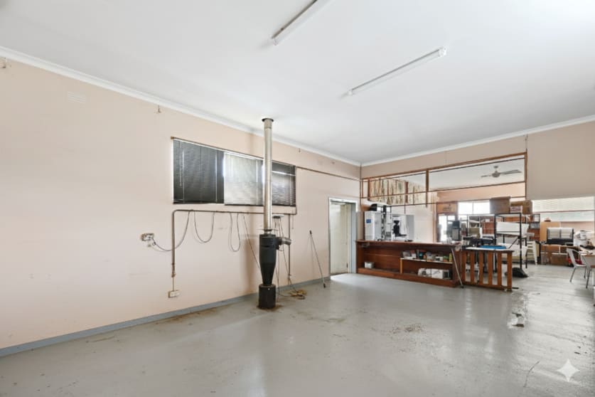 Click to view all images 11 Curdie Street Cobden VIC 3266 - Image 3