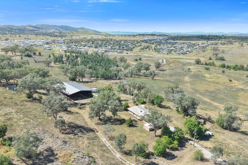 Click to view all images 32 Henrys Lane Tamworth NSW 2340 - Image 2