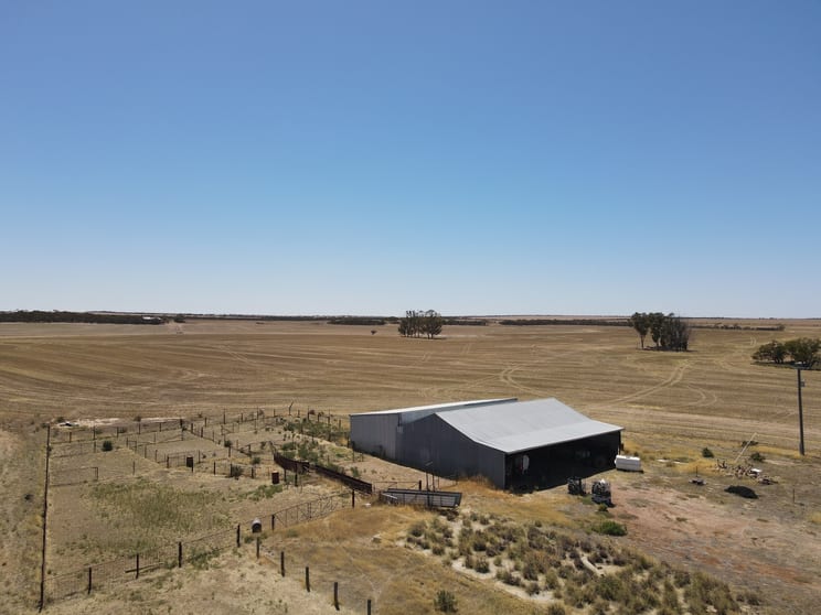 Click to view all images 2342 Emu Hill Road East South Kumminin WA 6368 - Image 3