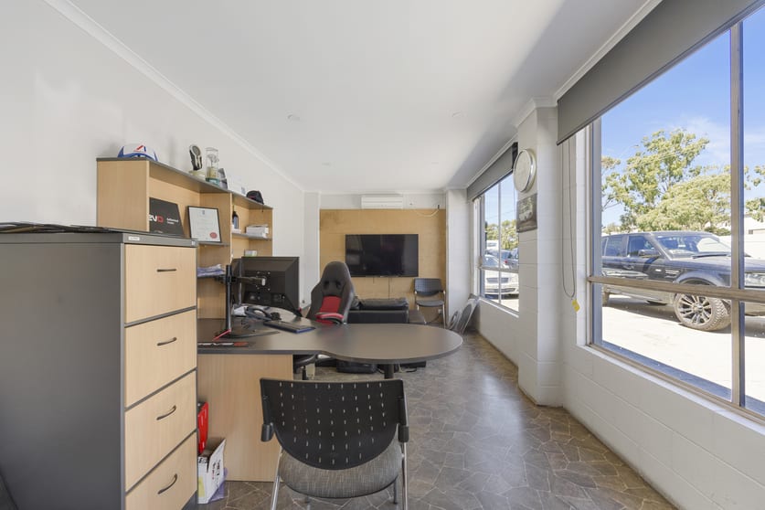 Click to view all images 11 Elsworth Street Canadian VIC 3350 - Image 3