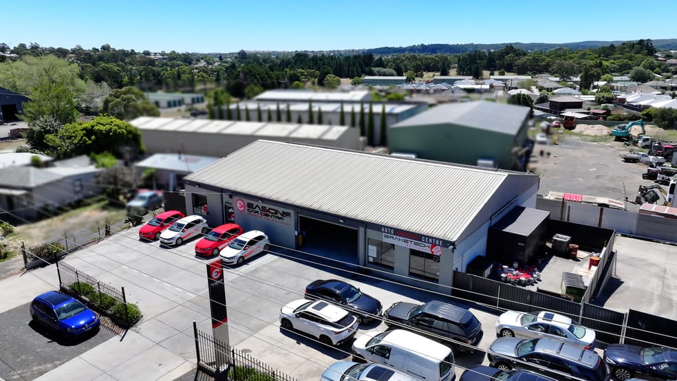 Click to view all images 11 Elsworth Street Canadian VIC 3350 - Image 1