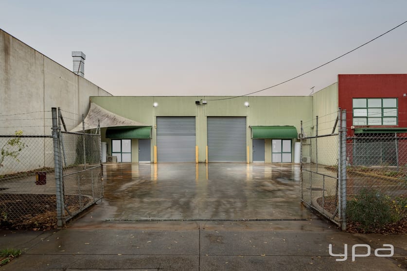 Click to view all images 1 & 2/20 Loop Road Werribee VIC 3030 - Image 1