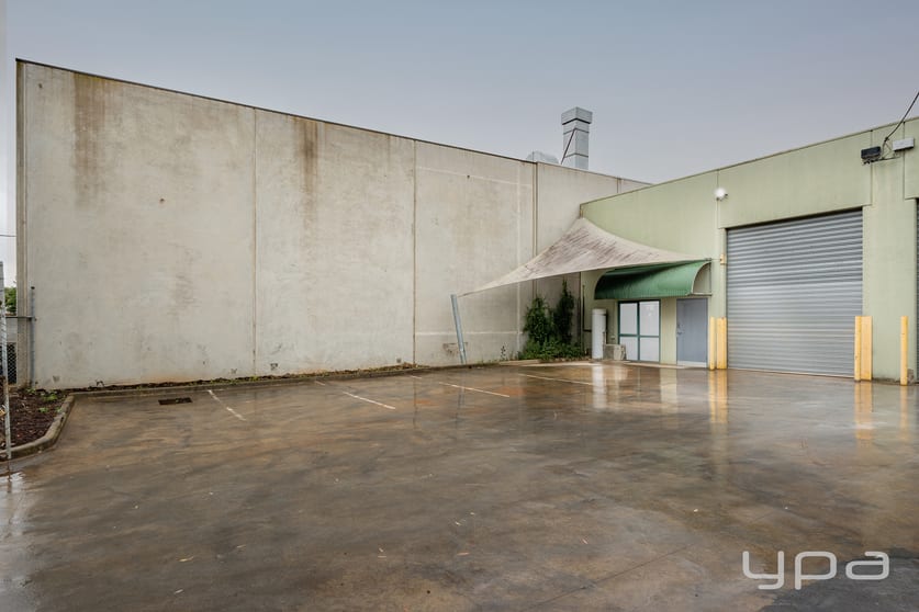 Click to view all images 1 & 2/20 Loop Road Werribee VIC 3030 - Image 3