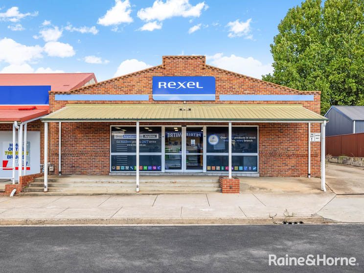 Click to view all images 110 Russell Street Bathurst NSW 2795 - Image 1