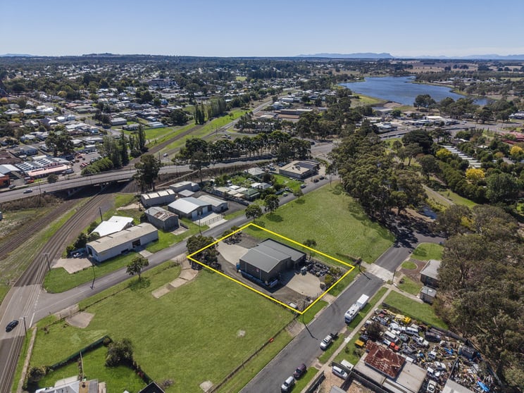 Click to view all images 8 Abbott Street Hamilton VIC 3300 - Image 1