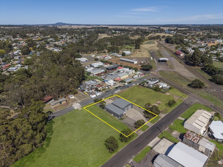 Click to view all images 8 Abbott Street Hamilton VIC 3300 - Image 2