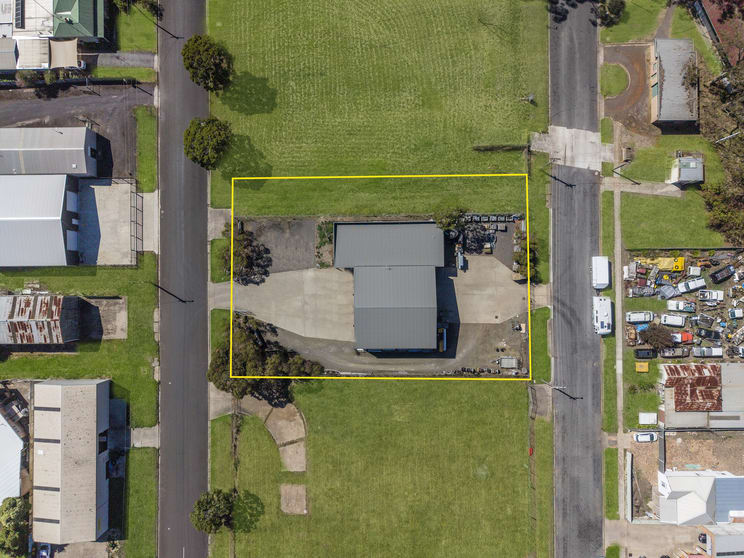 Click to view all images 8 Abbott Street Hamilton VIC 3300 - Image 3