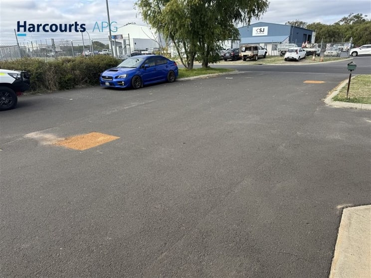 Click to view all images 43 Halifax Drive Davenport WA 6230 - Image 2