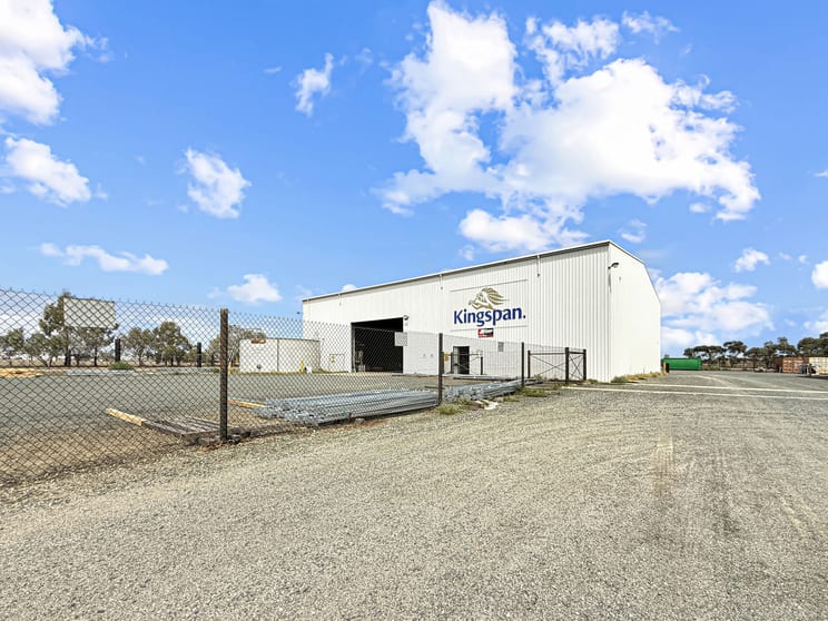 Click to view all images 440-450 Ochtertyre Street Deniliquin NSW 2710 - Image 2