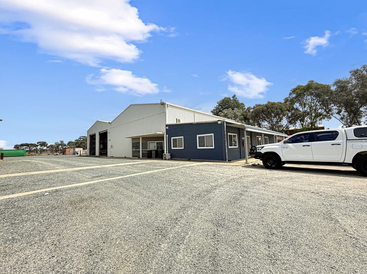 Click to view all images 440-450 Ochtertyre Street Deniliquin NSW 2710 - Image 3