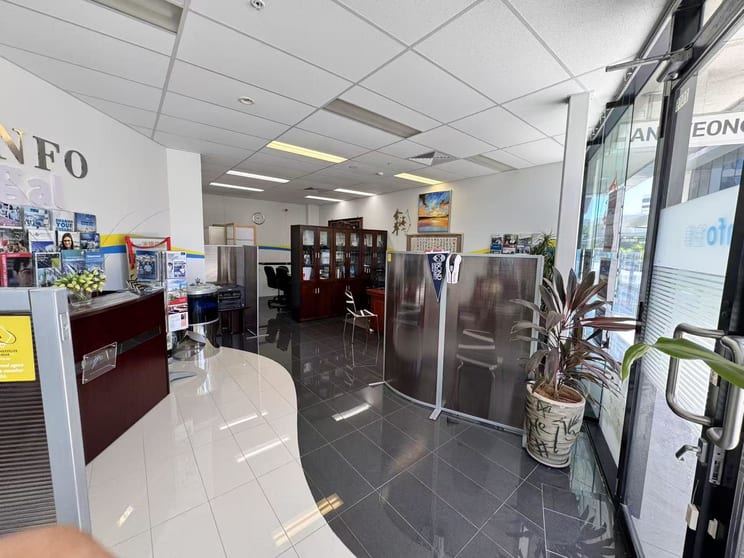 Click to view all images 2005/5 Lawson St Southport QLD 4215 - Image 3