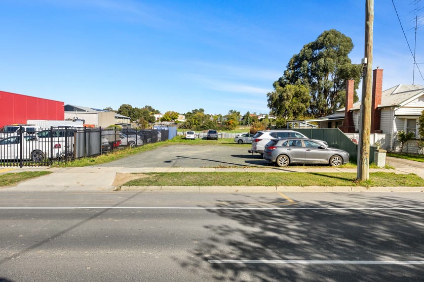 Click to view all images 827 Howitt Street Wendouree VIC 3355 - Image 2