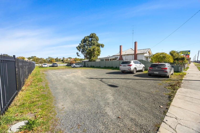 Click to view all images 827 Howitt Street Wendouree VIC 3355 - Image 3