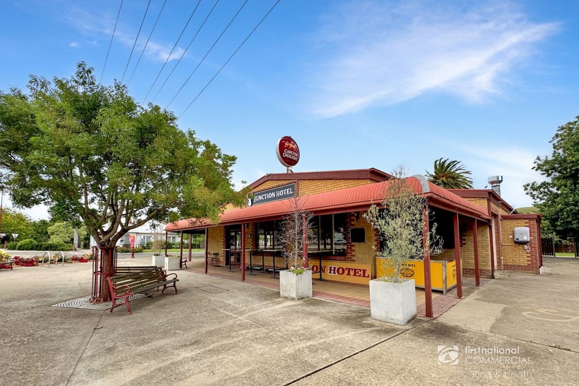 Click to view all images 6880 Great Alpine Road Swifts Creek VIC 3896 - Image 2