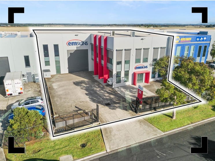 Click to view all images 38 Lillee Crescent Tullamarine VIC 3043 - Image 1