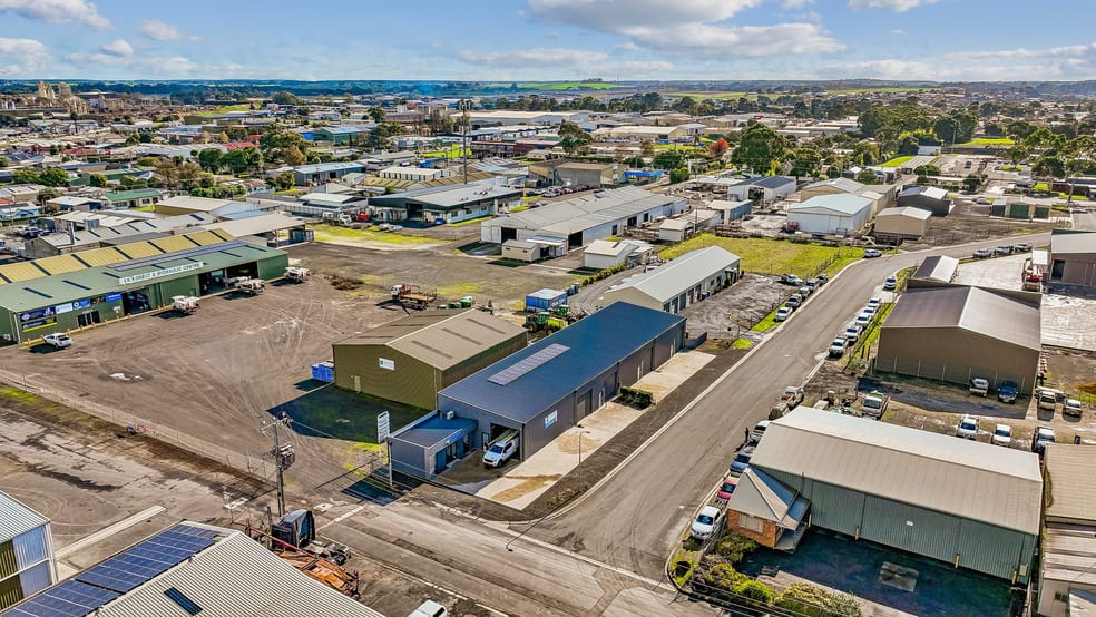 Click to view all images 12 McDonnell Drive Mount Gambier SA 5290 - Image 2