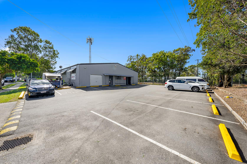 Click to view all images 44-46 Railway Terrace Lota QLD 4179 - Image 2