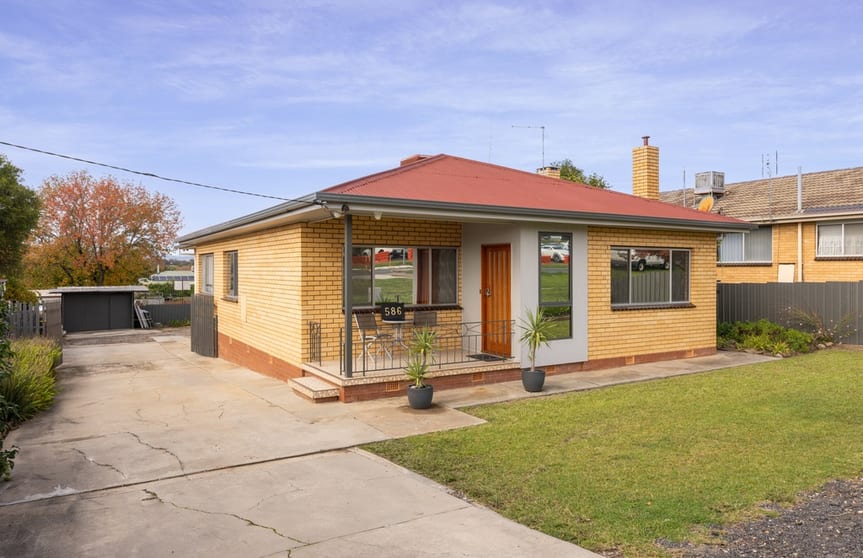 Click to view all images 586 East Street East Albury NSW 2640 - Image 2