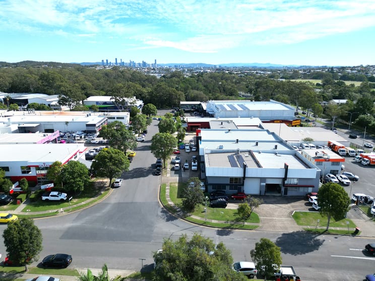 Click to view all images 2/11 Container Street Tingalpa QLD 4173 - Image 2