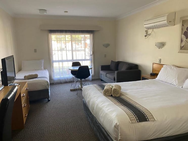 Click to view all images Parkes NSW 2870 - Image 2