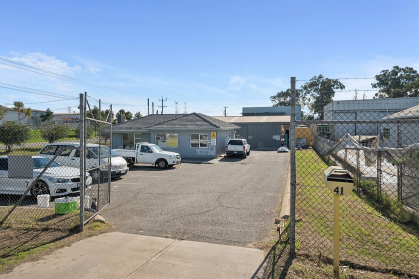 Click to view all images 41 Weston Street Naval Base WA 6165 - Image 2