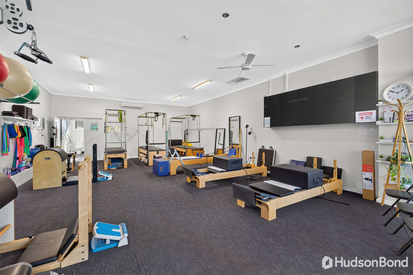 Click to view all images 33 Centre Road Vermont VIC 3133 - Image 2