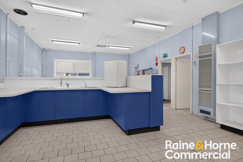Click to view all images 2 Powter Street Parkes NSW 2870 - Image 3
