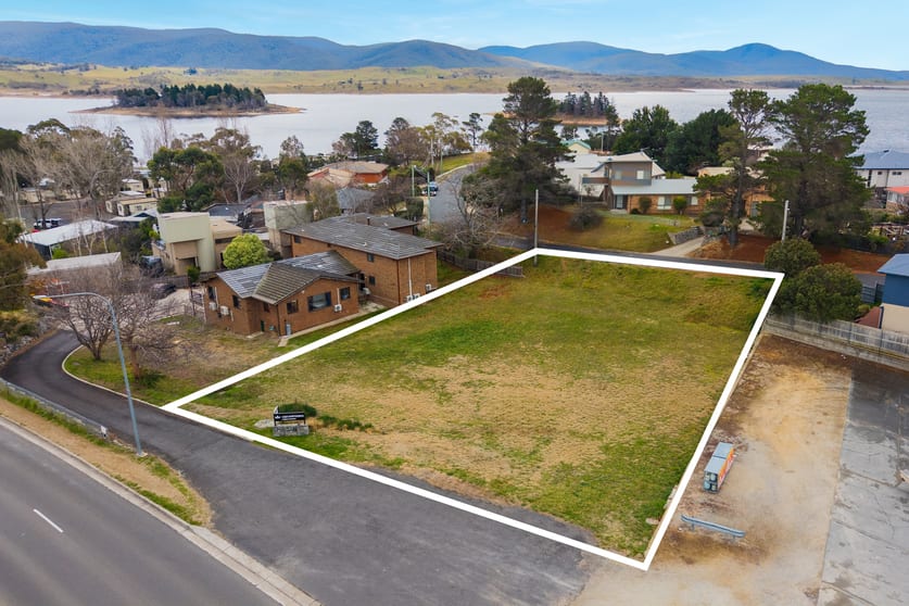 Click to view all images 3 Mclure Circuit Jindabyne NSW 2627 - Image 2